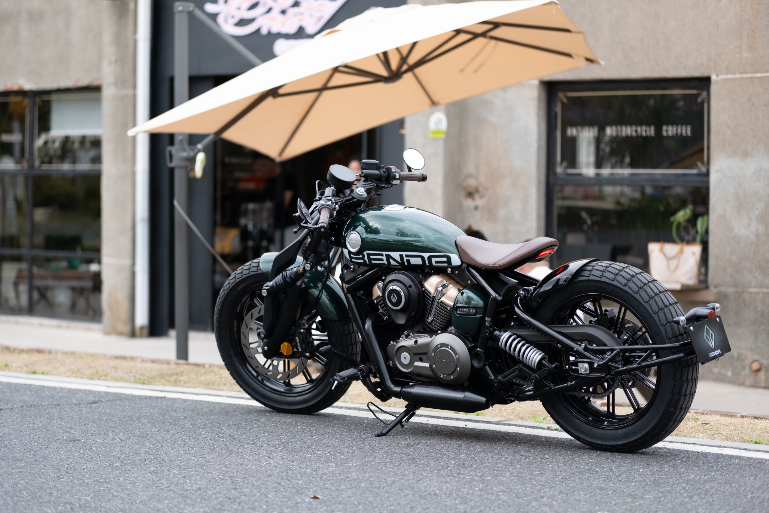 BENDA Napoléon, groene bobber voor een café