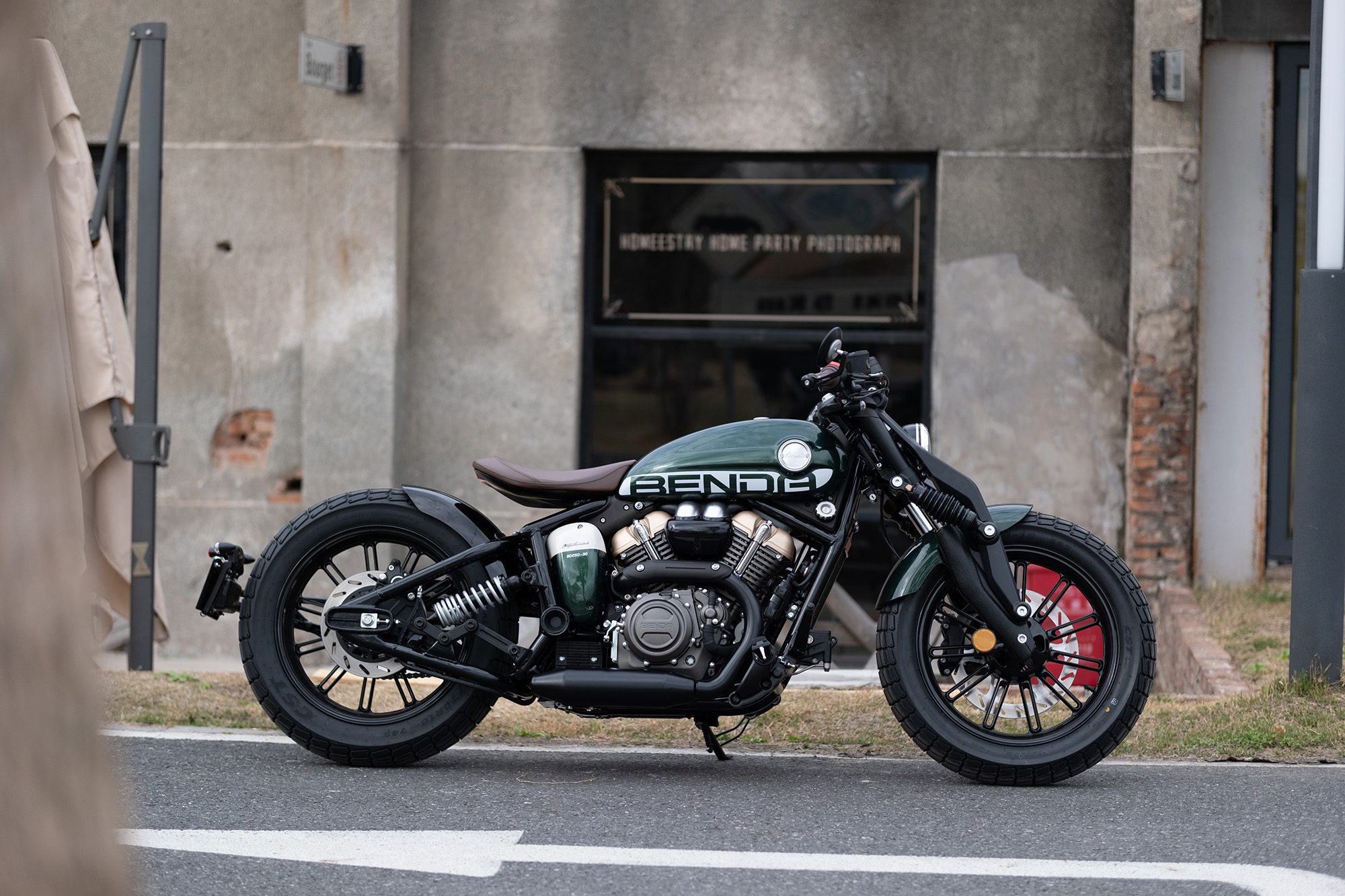 BENDA Napoleon 500, groene bobber op straat